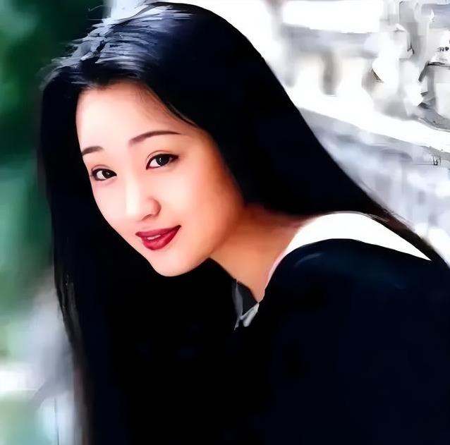 杨钰莹甜蜜爱过他，26年后他乡下再婚，妻子长得像她？