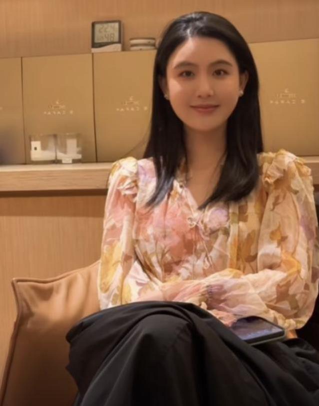 杨钰莹甜蜜爱过他，26年后他乡下再婚，妻子长得像她？