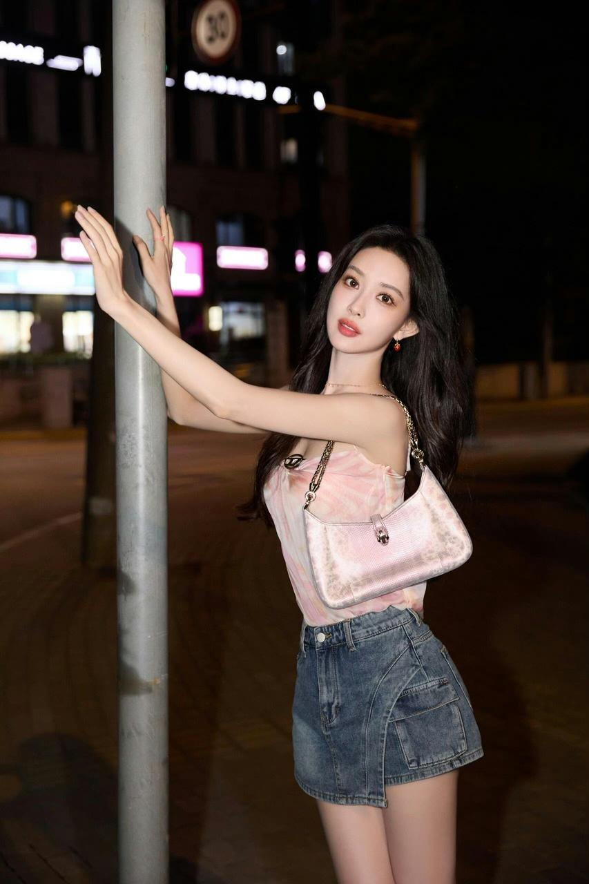 孟子义的狗巧克力塌房了！曾舜晞房车遭殃，全网笑翻