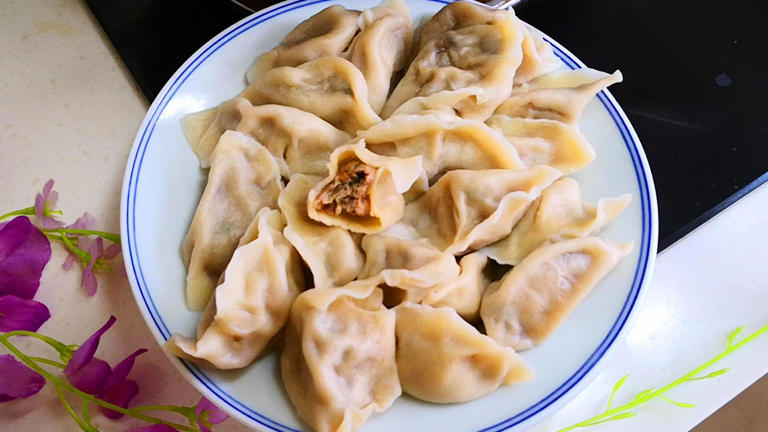 天热要多吃茄子，教你一个神仙吃法，不炖不凉拌，出锅太香了！