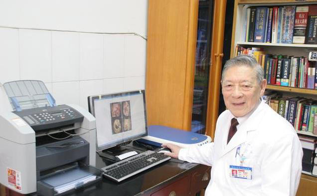 105岁教授骑三轮上班,改稿到深夜,他为何从不退休?