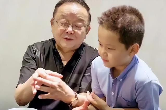 76岁王刚拼到白发，儿子外孙同岁，晚年为何如此心酸？