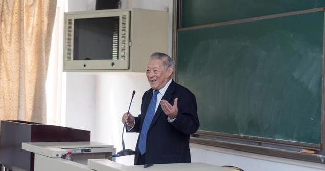 105岁教授骑三轮上班,改稿到深夜,他为何从不退休?