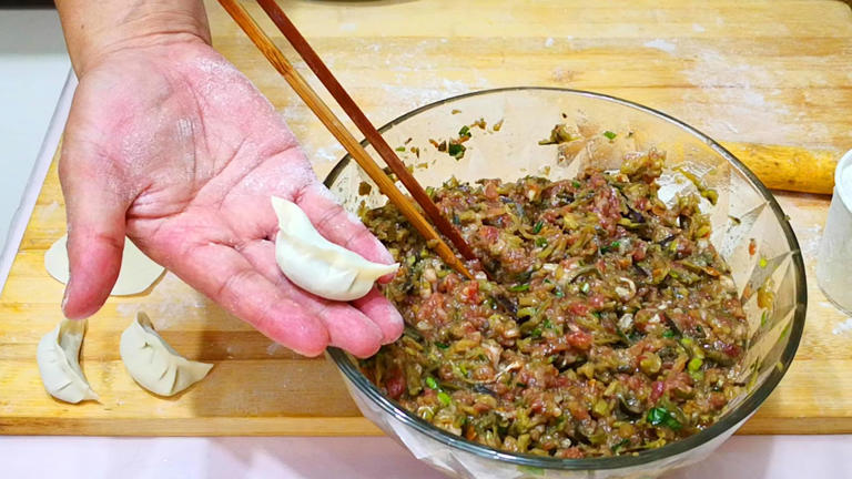 天热要多吃茄子，教你一个神仙吃法，不炖不凉拌，出锅太香了！