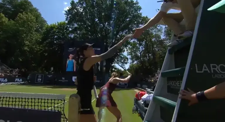 就在刚才！对手退赛，中国金花进四强，王欣瑜世界排名将大幅攀升