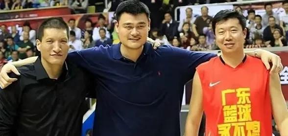 杨瀚森该不该打亚洲杯？杨毅一针见血，球迷喊话篮协 别学王治郅