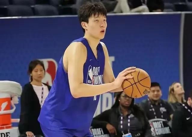 杨瀚森该不该打亚洲杯？杨毅一针见血，球迷喊话篮协 别学王治郅