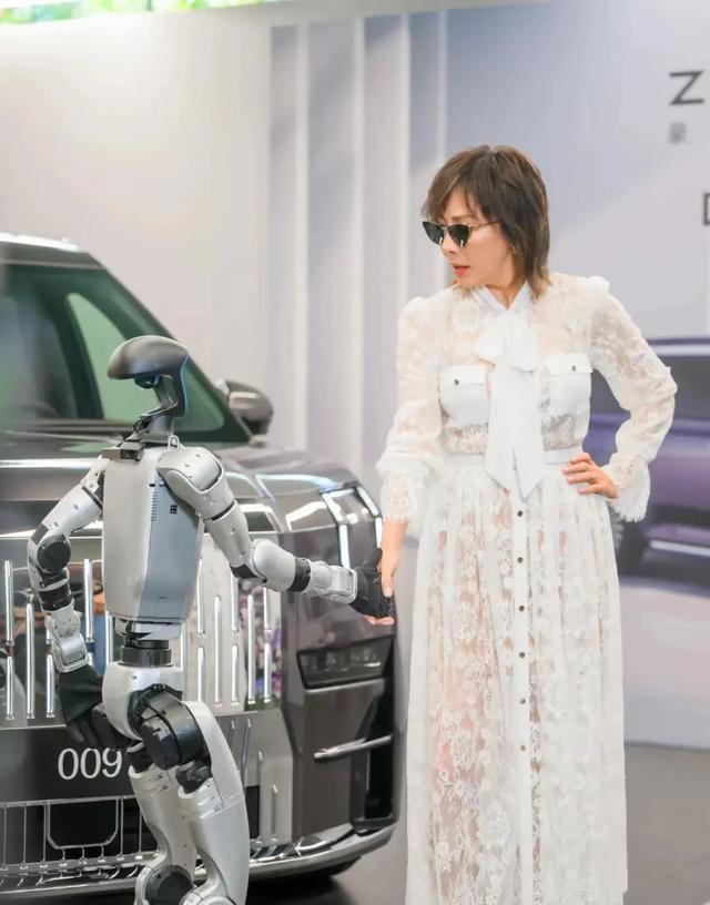 刘嘉玲提75万国产电车，与机器人握手被吓懵