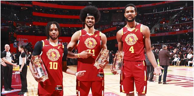 4年1.1亿！湖人得到场均14+10中锋？能顶防约基奇和东契奇打挡拆