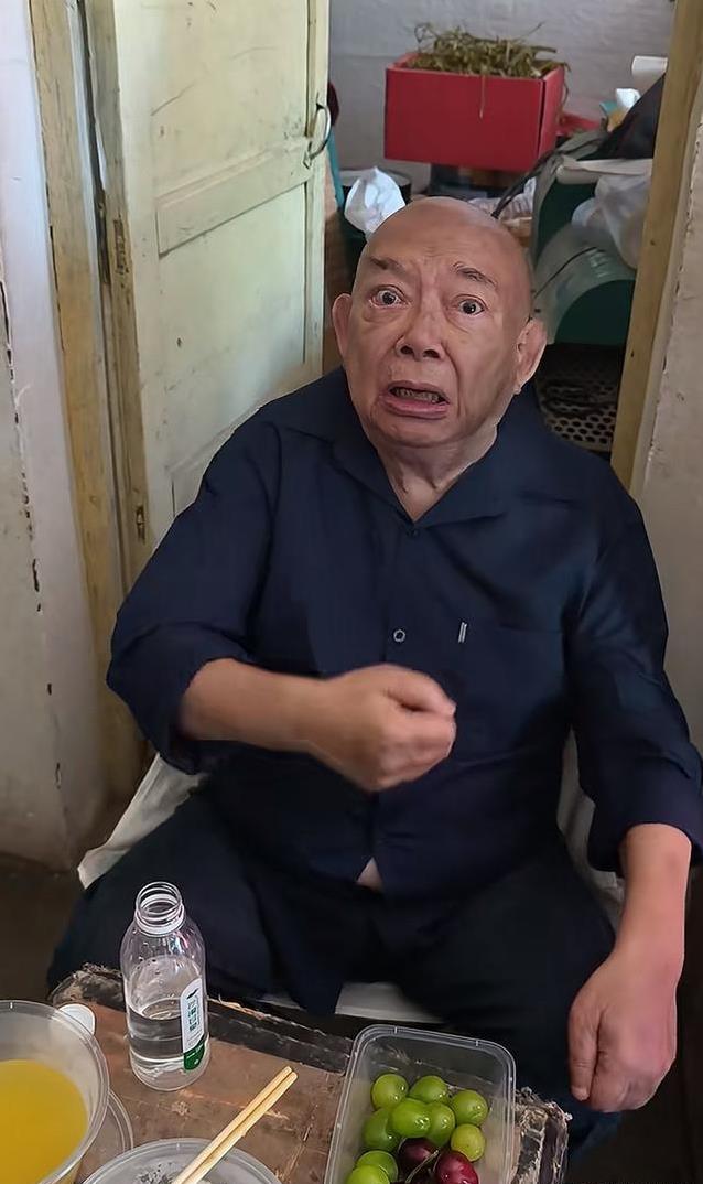 78岁黄一飞拍戏坐轮椅，片场吃盒饭，敬业精神感动全场？