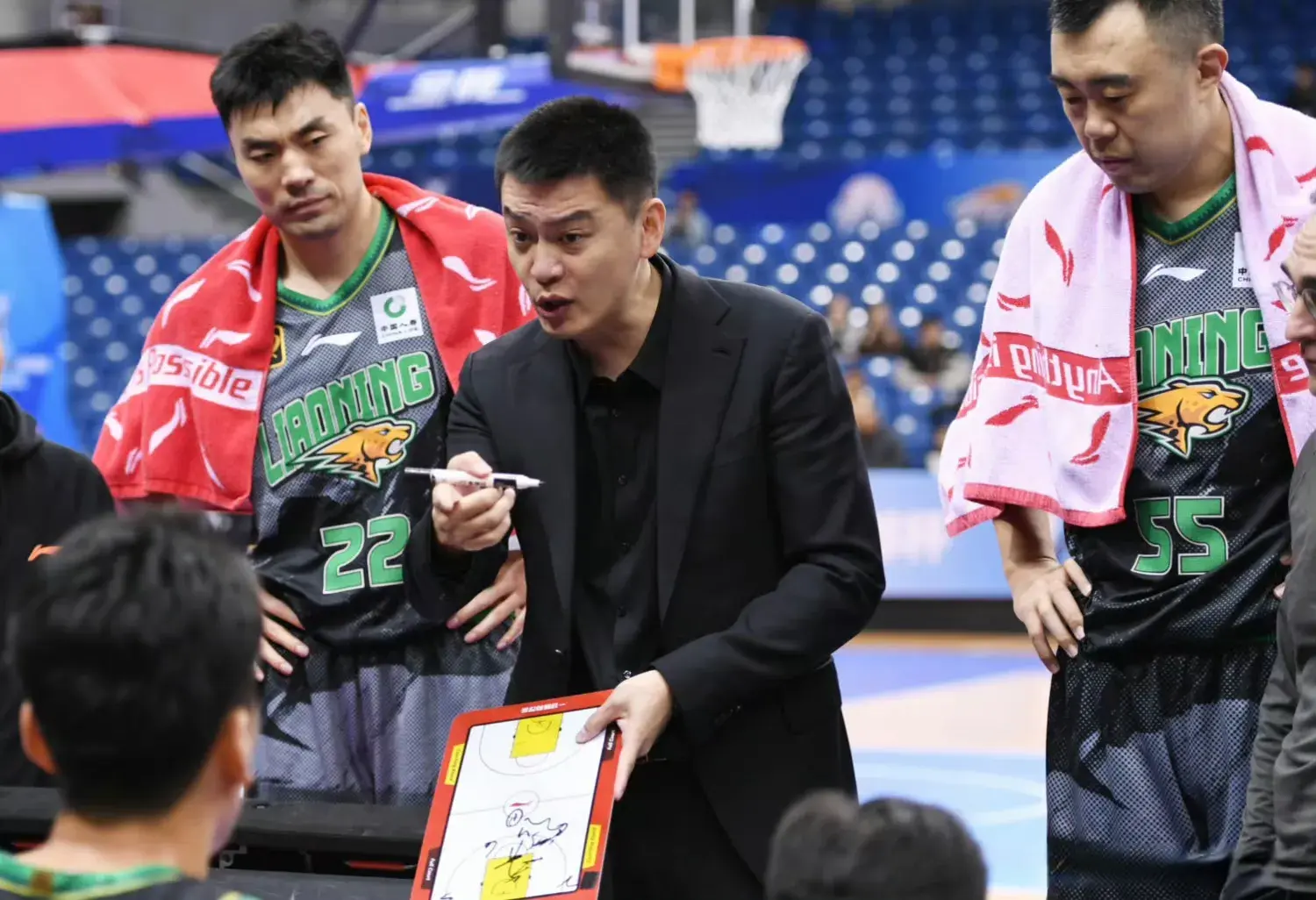 辽宁男篮尝试球员交易，涉及锋线和内线位置，估计二老真要退役了