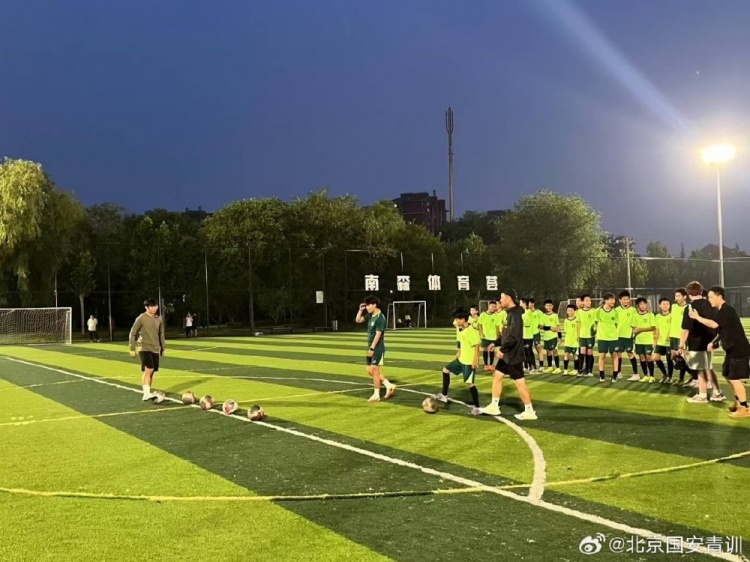 今日张稀哲来到国安U13梯队训练基地，现场给小球员加油指导