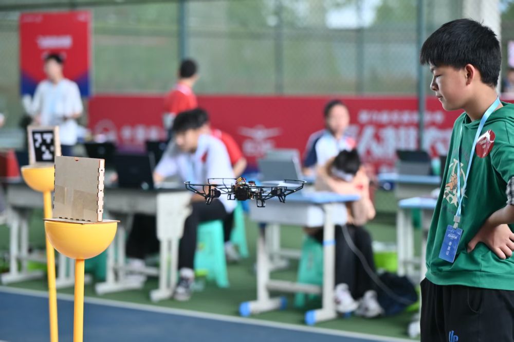 2025第二届重庆低空飞行竞赛季启幕 3500名中小学生角逐“天空竞技场”