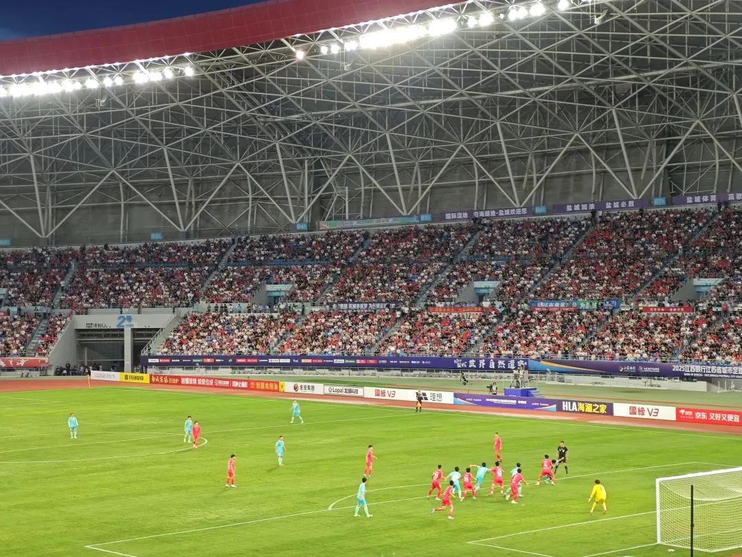 “鹿王”踢翻“醋坛子”！盐城队2-0获胜登顶