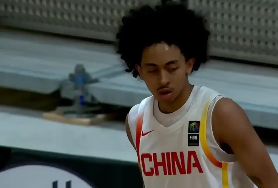 国青不敌加拿大！三叉戟轰55分，郇斯楠统治护框，篮板失误没法看