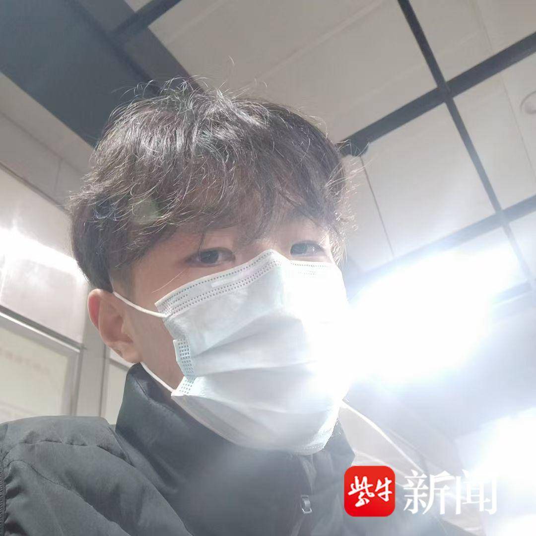 踢完比赛还要回海底捞上班，“苏超”首位“服务员”球员代表盐城登场