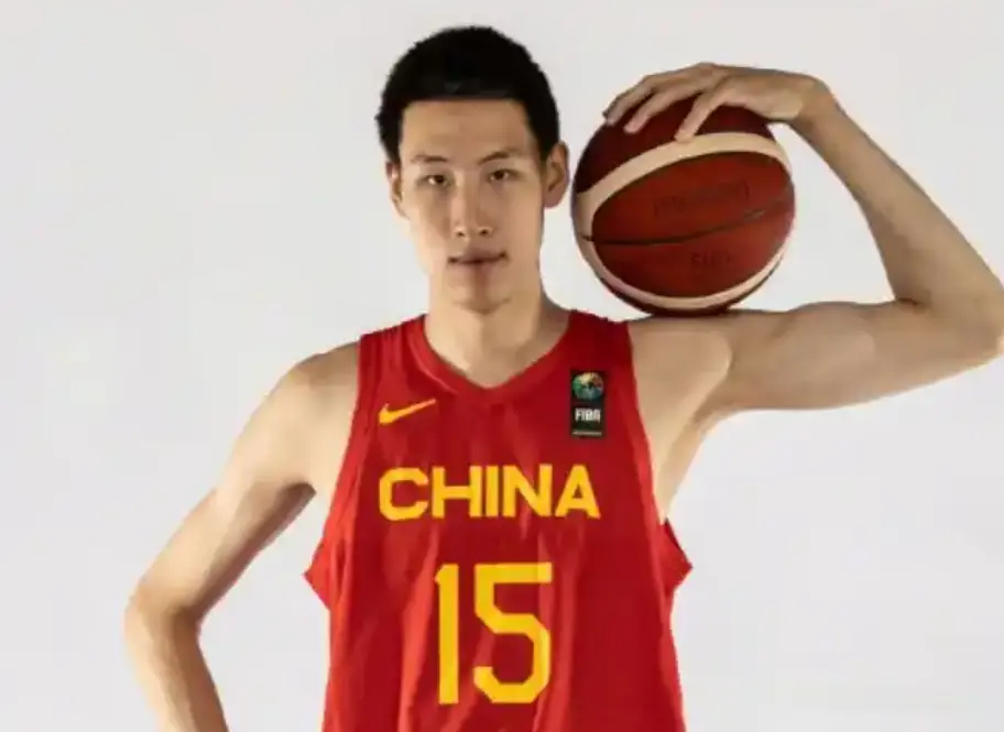 国青不敌加拿大！三叉戟轰55分，郇斯楠统治护框，篮板失误没法看