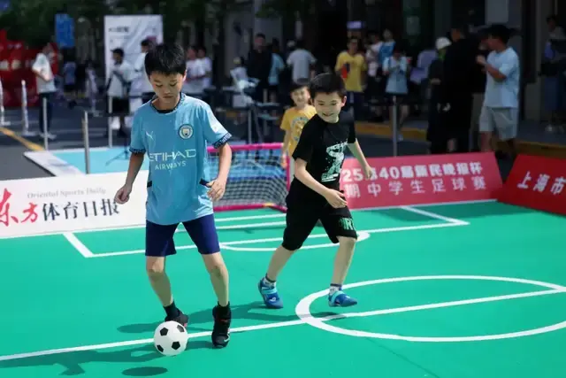 逐梦肆拾 弄堂新潮 2025第40届新民晚报杯暑期中学生足球赛在张园启动