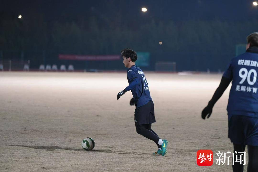 踢完比赛还要回海底捞上班，“苏超”首位“服务员”球员代表盐城登场