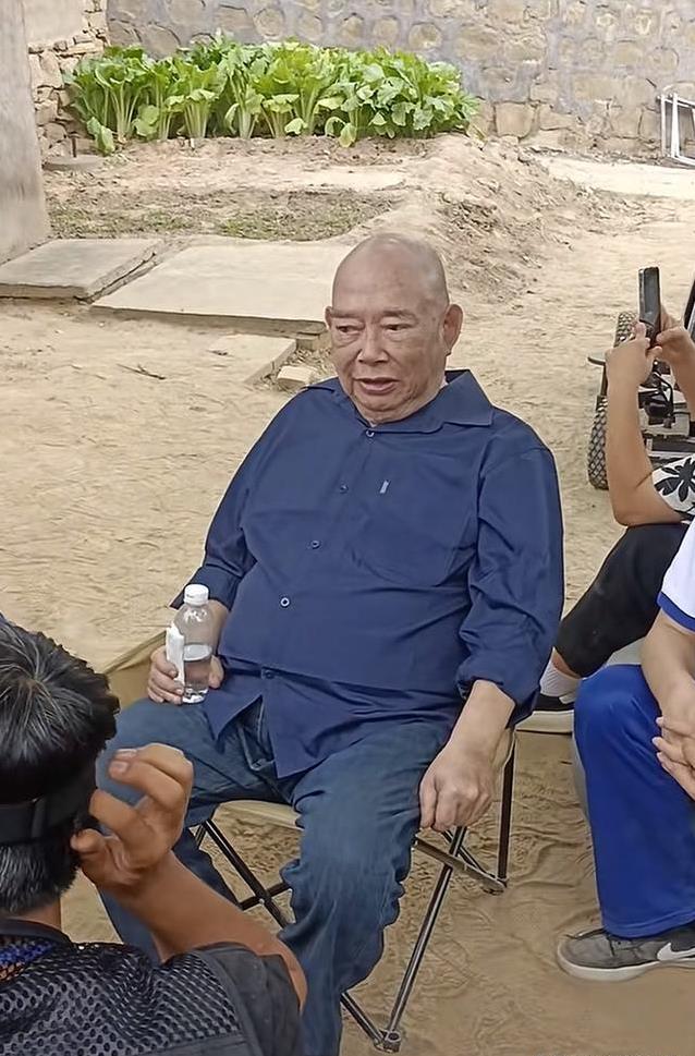 78岁黄一飞拍戏坐轮椅，片场吃盒饭，敬业精神感动全场？