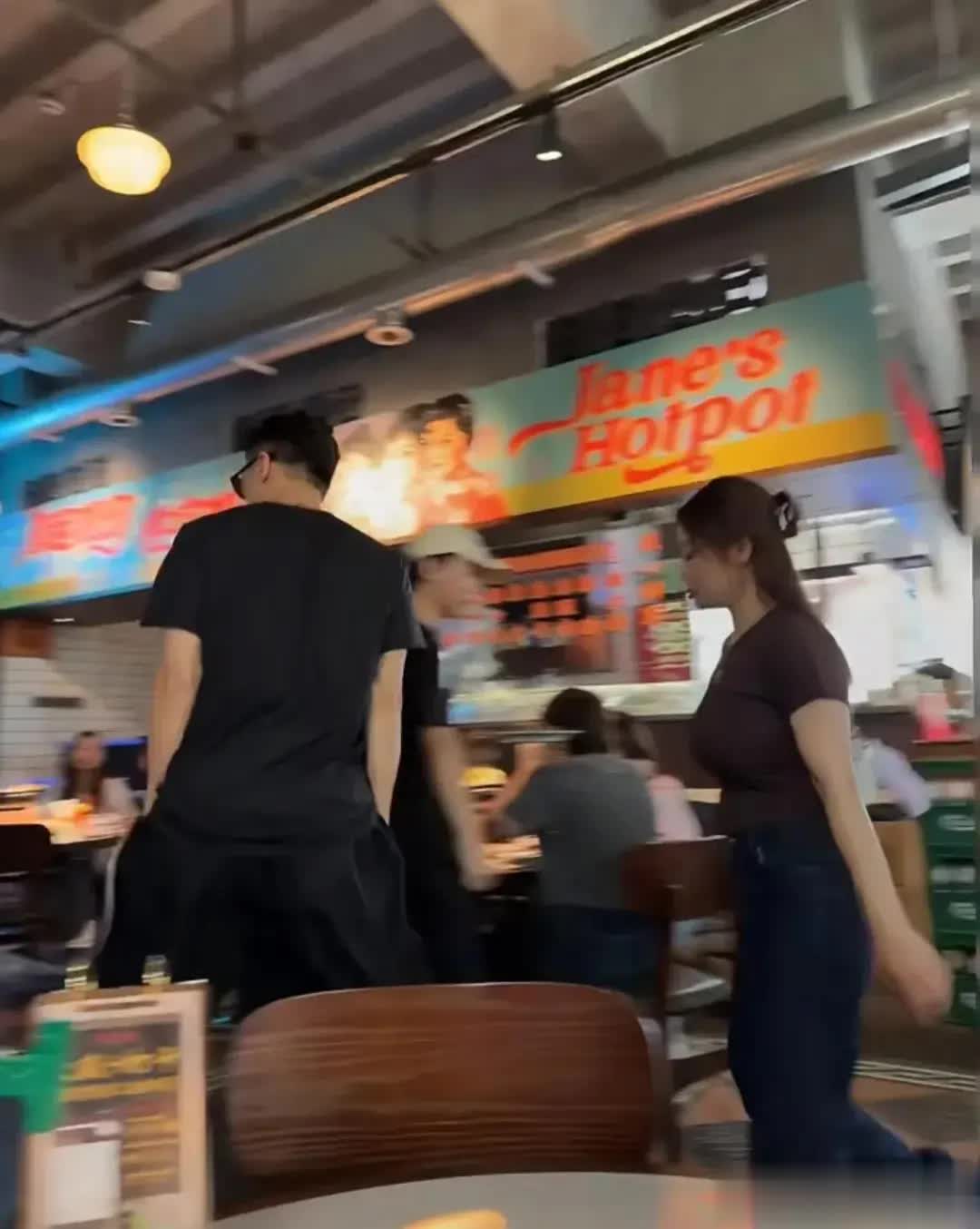 谢霆锋现身长沙吃煲仔，戴墨镜站豪车旁似拍电影超帅