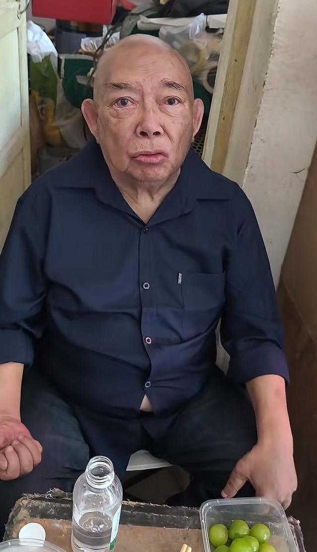 78岁黄一飞拍戏坐轮椅，片场吃盒饭，敬业精神感动全场？