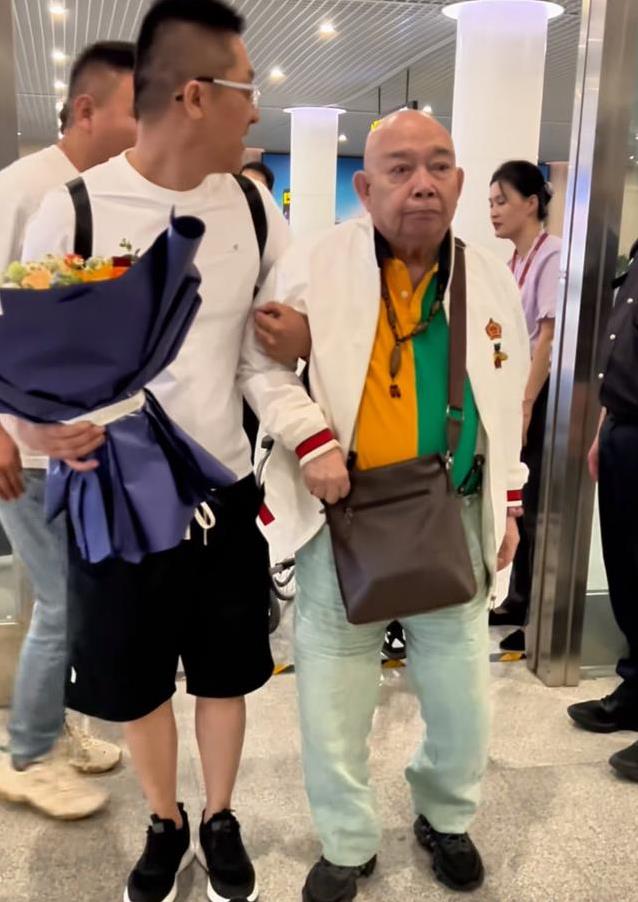 78岁黄一飞拍戏坐轮椅，片场吃盒饭，敬业精神感动全场？