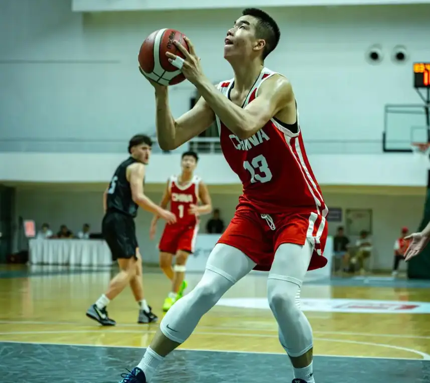 小杨瀚森？张懿赵杰轰26+10成国少领袖 14岁顶翻巴特勒他仍在升级