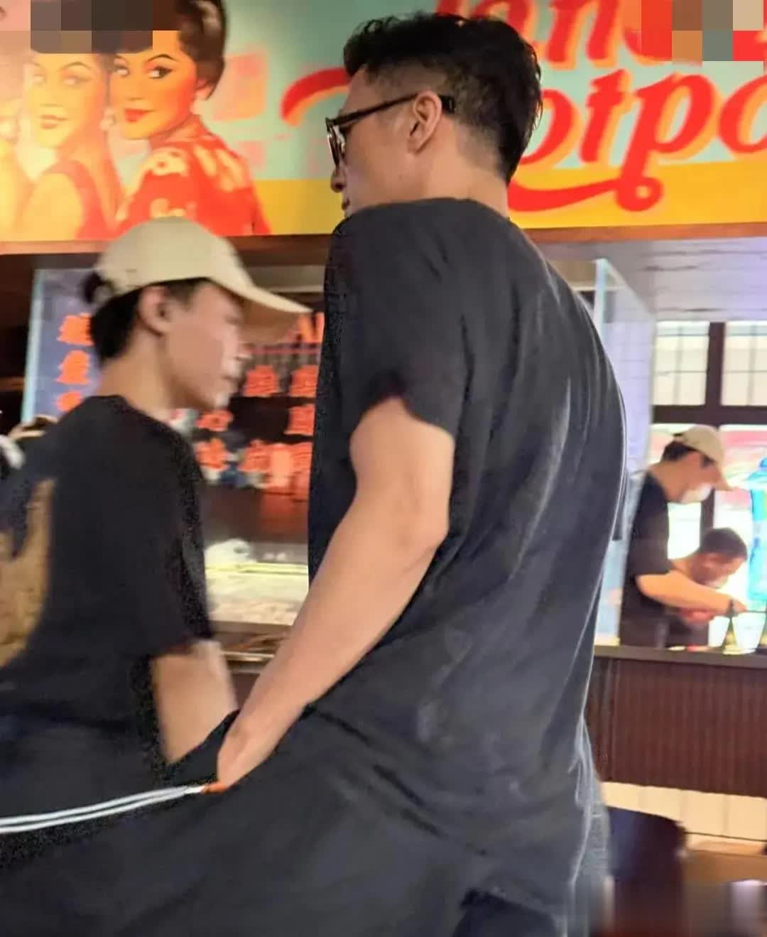 谢霆锋现身长沙吃煲仔，戴墨镜站豪车旁似拍电影超帅