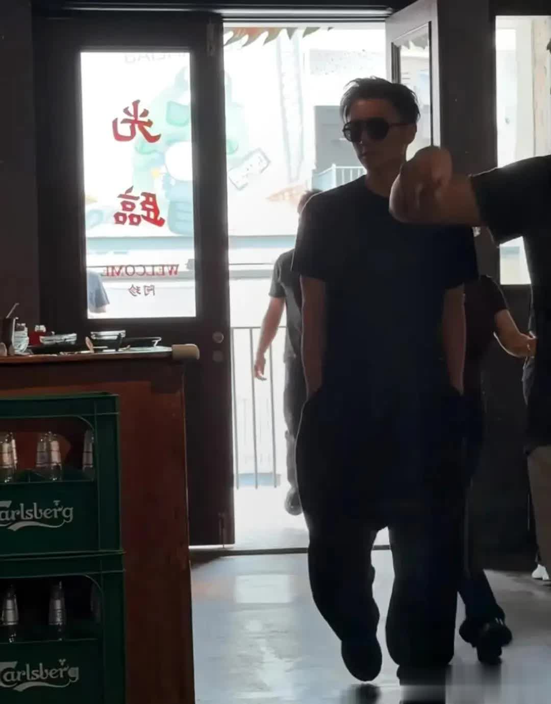 谢霆锋现身长沙吃煲仔，戴墨镜站豪车旁似拍电影超帅