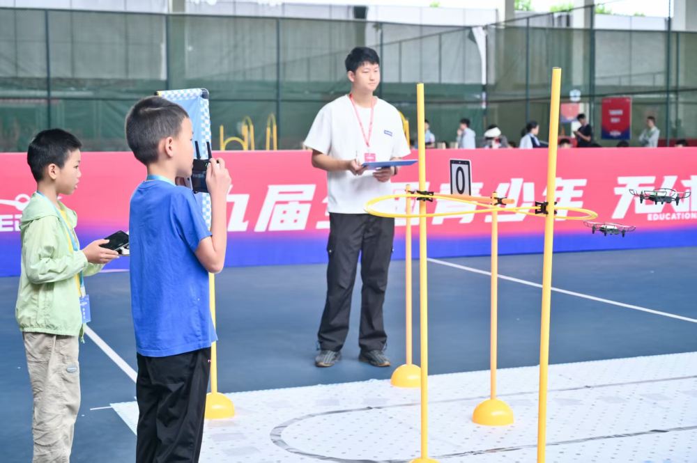 2025第二届重庆低空飞行竞赛季启幕 3500名中小学生角逐“天空竞技场”