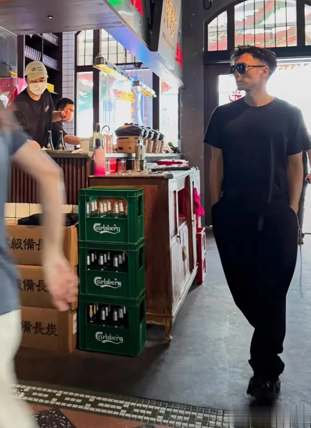 谢霆锋现身长沙吃煲仔，戴墨镜站豪车旁似拍电影超帅