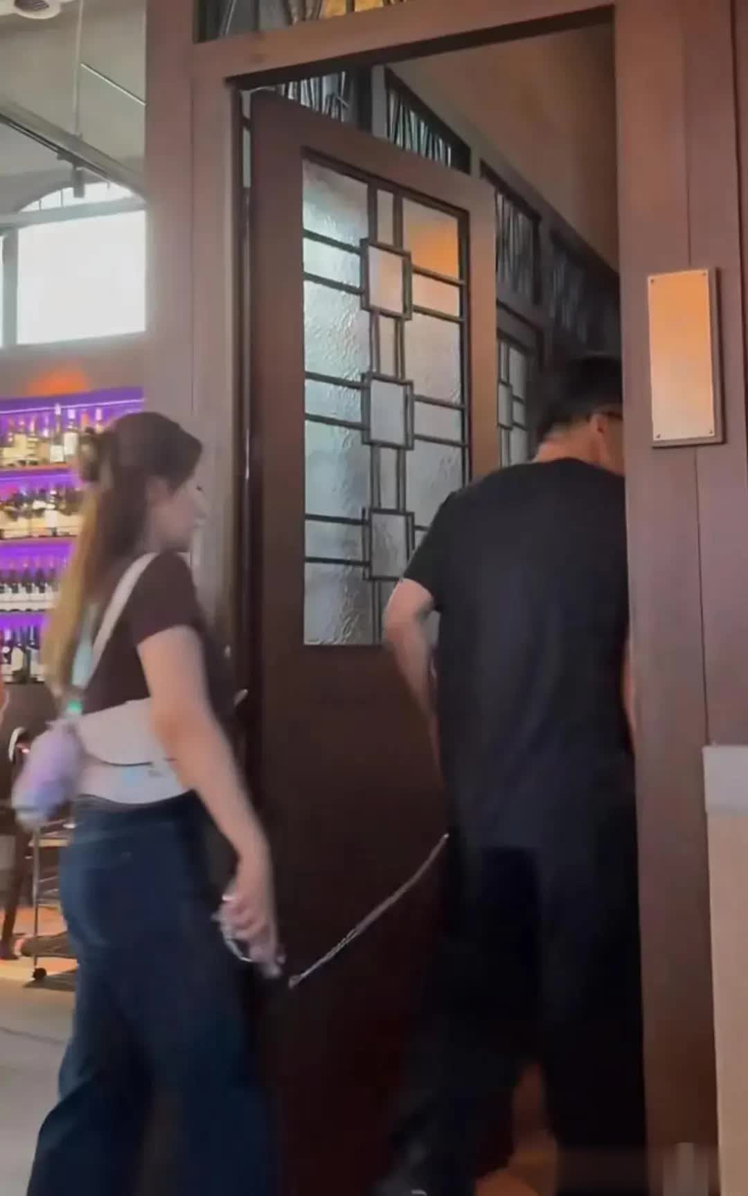 谢霆锋现身长沙吃煲仔，戴墨镜站豪车旁似拍电影超帅