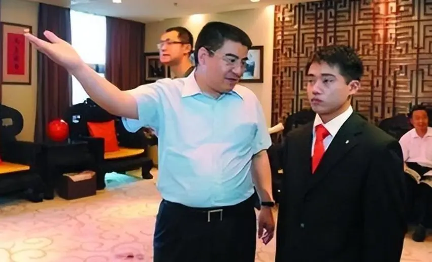 体操冠军三次因盗窃入狱，100块钱变卖金牌，离开陈光标后咋样了
