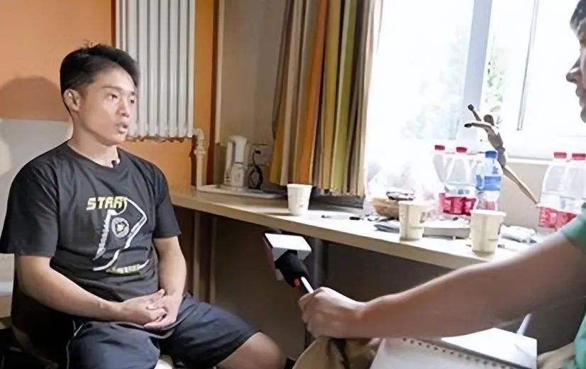 体操冠军三次因盗窃入狱，100块钱变卖金牌，离开陈光标后咋样了