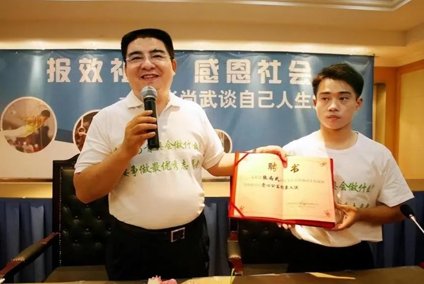 体操冠军三次因盗窃入狱，100块钱变卖金牌，离开陈光标后咋样了