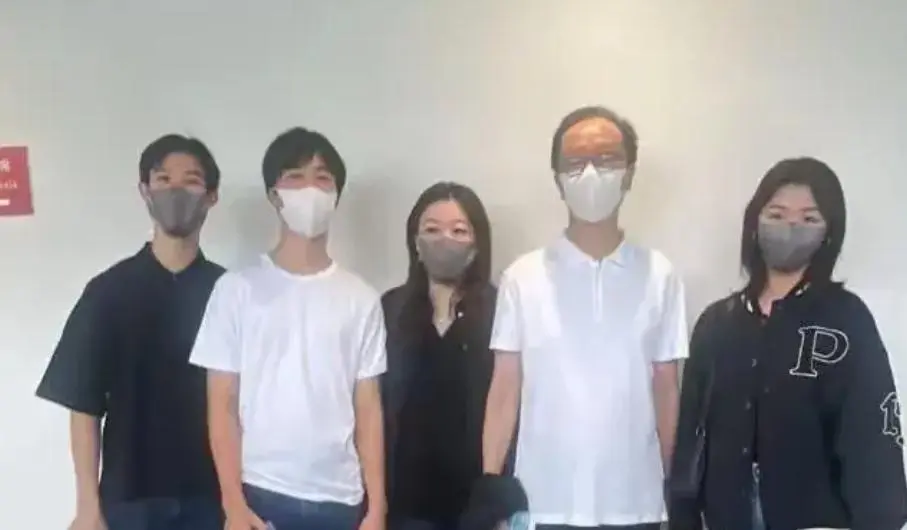 跳水女皇伏明霞近况：70岁丈夫当上董事长，19岁女儿亭亭玉立