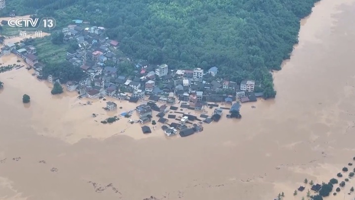 贵州“村超”场地被淹后 足球队长、拉拉队、解说员都来了