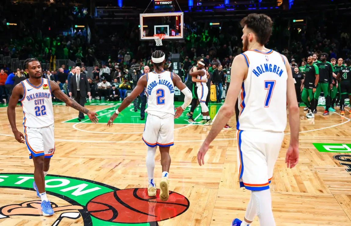 将总冠军打散，2-4尴尬出局！只坚持1年就散伙，NBA豪门该重建了