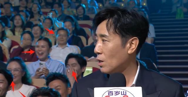 上海一夜，坐“靳东”后边的王宝强，让所有人见识了他的不解风情