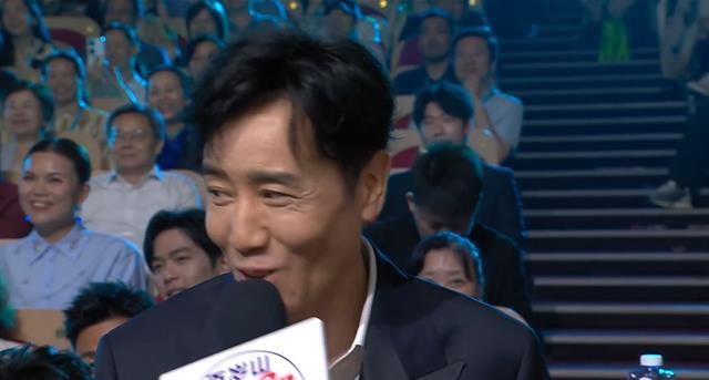 上海一夜，坐“靳东”后边的王宝强，让所有人见识了他的不解风情
