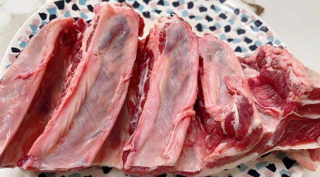 夏天，这肉再贵也要吃，一补铁，二强体，三增食欲，中老年要常吃