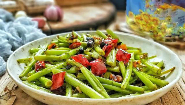 夏天湿热重，这碱性菜使劲吃，一清热二祛湿三通便，鲜嫩营养高