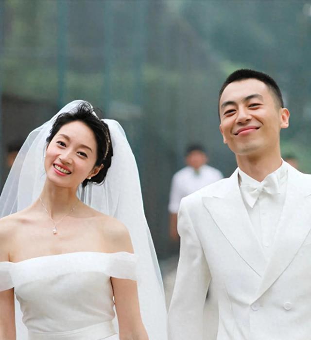沈佳妮罕见秀恩爱，一家4口合影，朱亚文姿势可爱，力破婚变传闻
