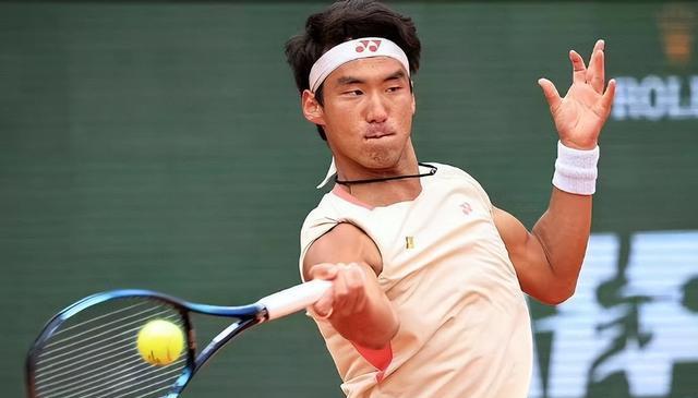 中国网球大捷！2-0，郑钦文、王欣瑜横扫世界第1第2，6将出战温网