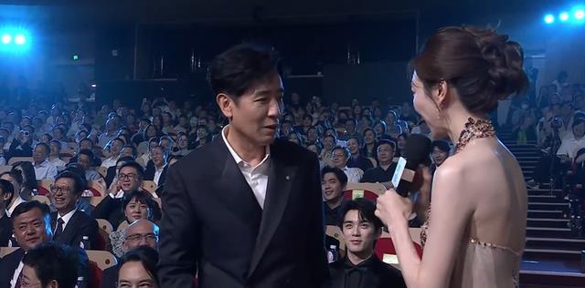 上海一夜，坐“靳东”后边的王宝强，让所有人见识了他的不解风情