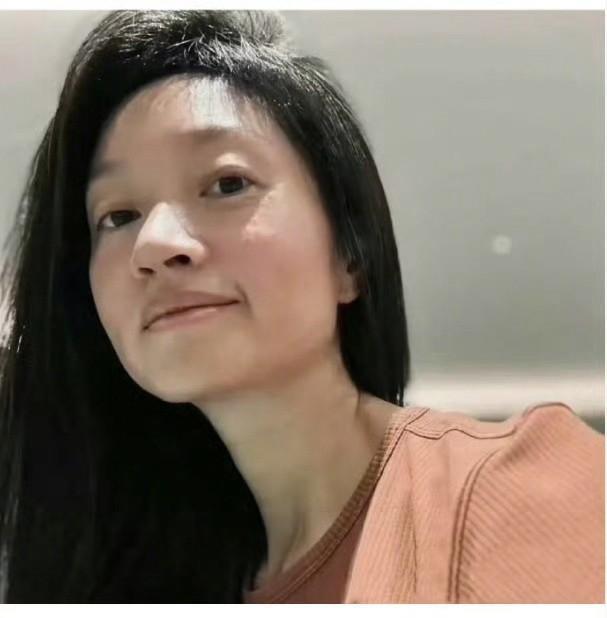 沈佳妮罕见秀恩爱，一家4口合影，朱亚文姿势可爱，力破婚变传闻