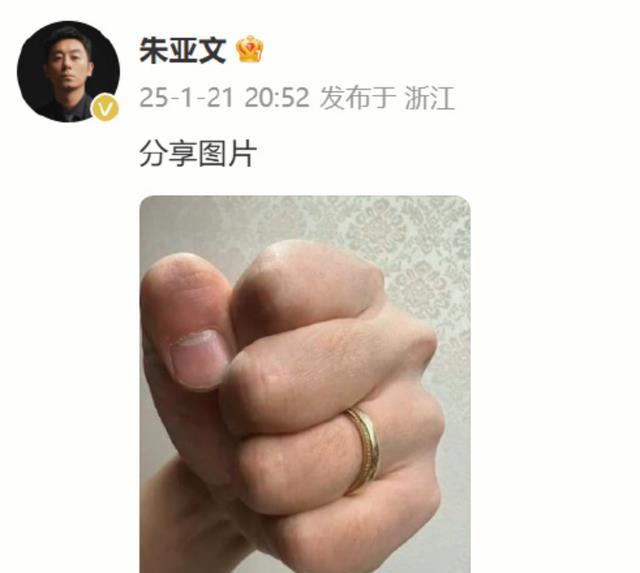 沈佳妮罕见秀恩爱，一家4口合影，朱亚文姿势可爱，力破婚变传闻
