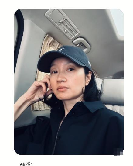 沈佳妮罕见秀恩爱，一家4口合影，朱亚文姿势可爱，力破婚变传闻