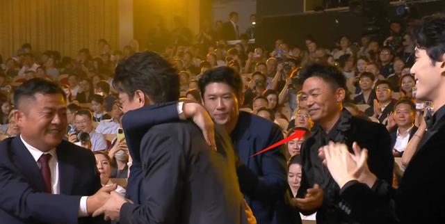 上海一夜，坐“靳东”后边的王宝强，让所有人见识了他的不解风情